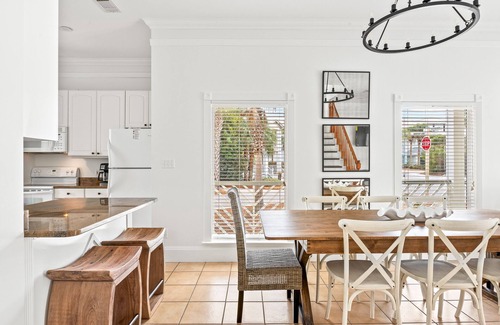 Treetop House | Great for large families/5 br house close to tram/walkable to Rosemary & Alys!