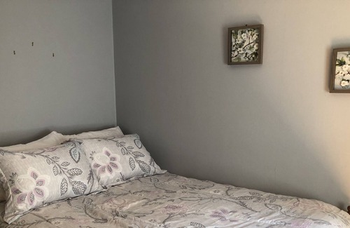 Lower Burns Park House | Great game day stay!