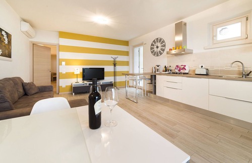 Albisano Apartment | GREAT LAKE VIEW - PRIVATE GARDEN - JACUZZI