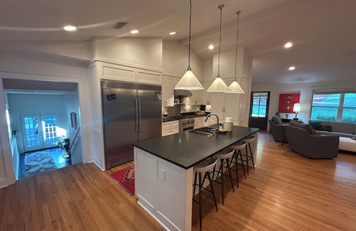Oxford House | Great Location! 1/2 mile walk to Square & Mile walk to Grove!