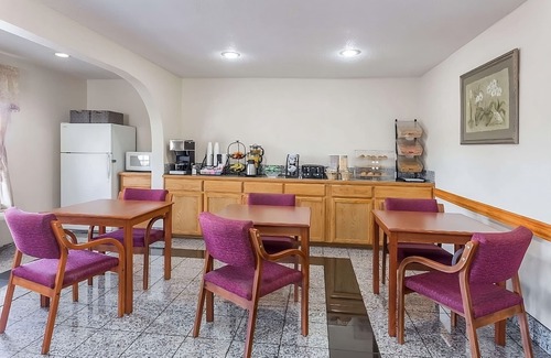 Austin Ave. House | Great location in Knights Inn Franklin Ave Waco, Parking