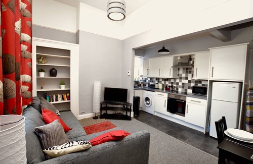 Cheltenham Apartment | Great location - Perfect for Racecourse and town. Walking distance to both.