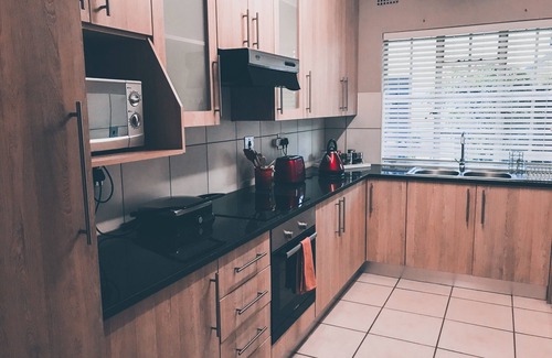 Woodmead House | Great Location, Private Modern Garden Guesthouse