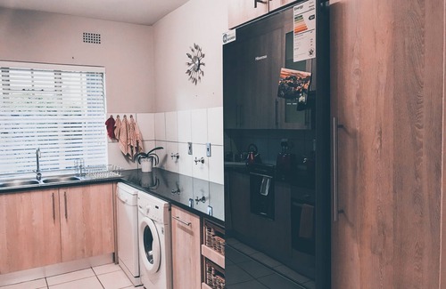 Woodmead House | Great Location, Private Modern Garden Guesthouse