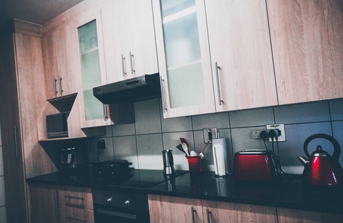 Woodmead House | Great Location, Private Modern Garden Guesthouse