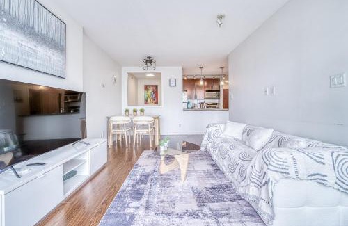 Crosstown Apartment | Great Ocean Mountain & City views with one free parking