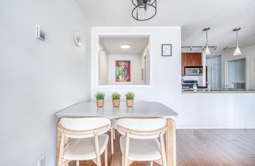 Crosstown Apartment | Great Ocean Mountain & City views with one free parking