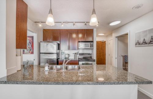 Crosstown Apartment | Great Ocean Mountain & City views with one free parking