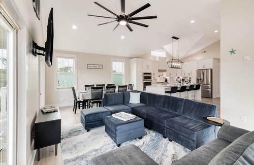 Yaupon Beach House | Great Ocean Views - Saltwater Pool - Elevator - 40A EV Charger - Mins to Beach, Shops and food