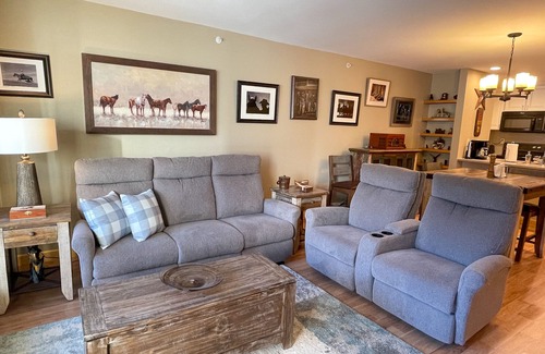 Mountain House Condo | Great Romantic Gateway. Pool. Hot Tub. Lift.