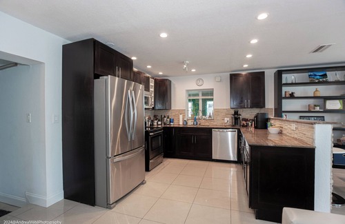 North Andrews Gardens Apartment | Great Room in Awesome Location