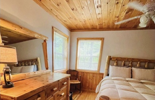 Robbinsville House | Great Smoky’s Cabin - Close to Tail of the Dragon - Sleeps 12 - Pet Friendly