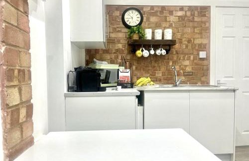 Luton Apartment | Great Studio near Airport - SUPER HOST 2 YEARS RUNNING!