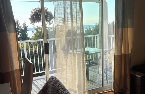 Federal Way Condo | Great Sunrise/Sunsets! peaceful, comfy, Come enjoy this awesome view!