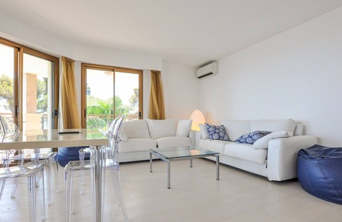 Cap d'Ail Apartment | Great vacation apartment with shared pool and lovely sea view.