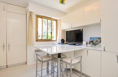 Cap d'Ail Apartment | Great vacation apartment with shared pool and lovely sea view.