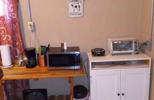 Lake Wales Apartment | GREAT VALUE Farm House Studio Private Clean Safe Legoland Disney Skydive WI-FI