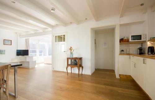 Burgwallen Nieuwe Zijde Apartment | Green Alley Studio