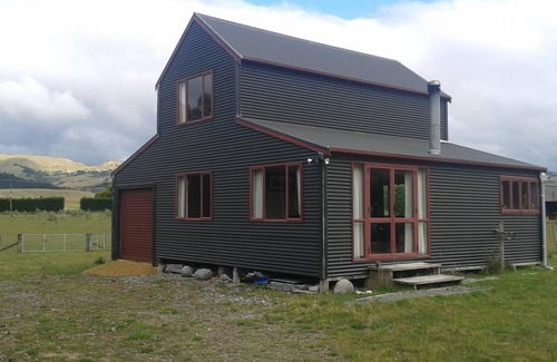 Gladstone House | Green Barn accommodation on a working farm in the heart of Gladstone.