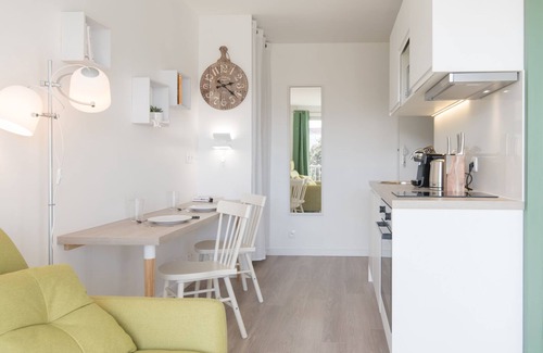 Croix Luizet Apartment | "Green Cosy, Doua/INSA/CESI, balcony, possibility of garage, workspace