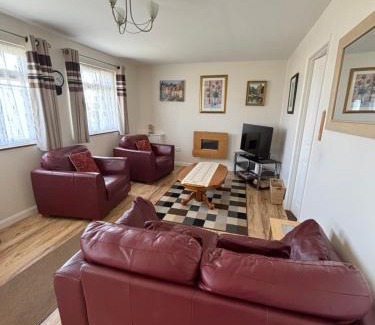 Scratby Ski Chalet | Green Farm, Three Bedroom chalet, pet friendly, FREE WiFi, FREE entry to clubhouse, FREE pool passes plus bed linen and towels included