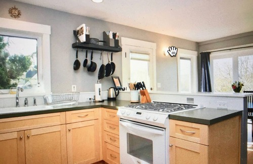 Green Lake Apartment | Green Lake VIEW 2 Bed 1 Bath Modern Apt, Fam Friendly, Cook's Kitchen, Laundry +
