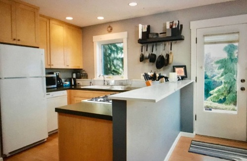 Green Lake Apartment | Green Lake VIEW 2 Bed 1 Bath Modern Apt, Fam Friendly, Cook's Kitchen, Laundry +