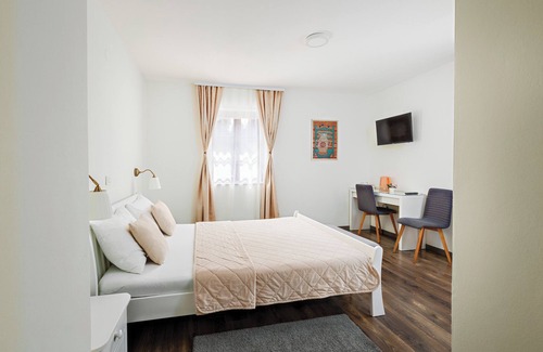 Jezerce Bed & Breakfast | Green lakes house 2