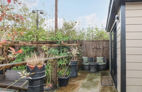 Dobcross Cottage | GREEN LODGE, with a garden in Greenfield