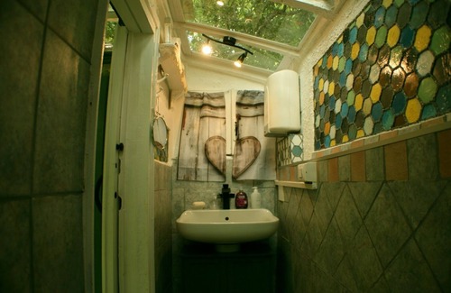 Vada House | GREEN ROOM OF ARTISTS