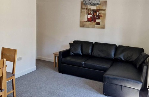 Stone Apartment | Greenhithe Cosy Apartment, Netflix and Sport Channels