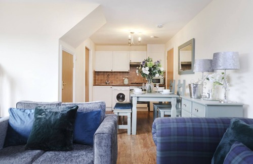 Kelty House | Greenknowes Lodge with Hot Tub & Stove