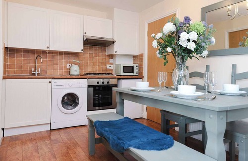 Kelty House | Greenknowes Lodge with Hot Tub & Stove