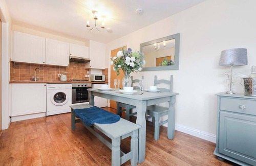 Kelty House | Greenknowes Lodge with Hot Tub & Stove