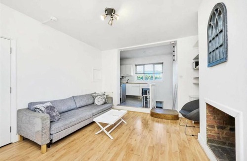 Greenwich West Apartment | Greenwich one Bedroom Spacious Split Level Garden Flat
