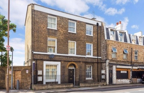Greenwich West Apartment | Greenwich one Bedroom Spacious Split Level Garden Flat