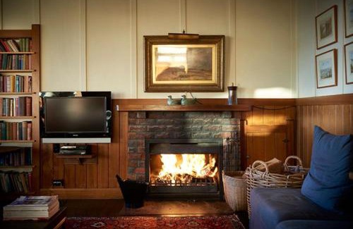 Hilltop Villa | Greenwood Lodge- Lakefront With Mooring and Lawn