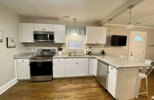 Greer Cottage | Greer Twin Cottage B - Walk to City Park and Downtown Greer