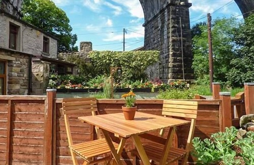 Ingleton Cottage | GRETA COTTAGE, character holiday cottage, with open fire in Ingleton