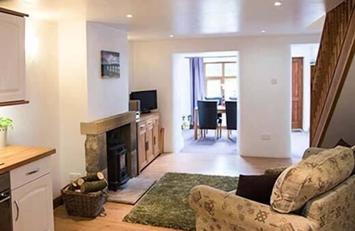 Ingleton Cottage | GRETA COTTAGE, character holiday cottage, with open fire in Ingleton