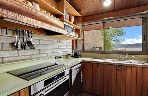 Jindabyne Apartment | Grey Kangaroo - 2BR l Lake Front l Pet Friendly l Air-Con l BBQ l WiFi
