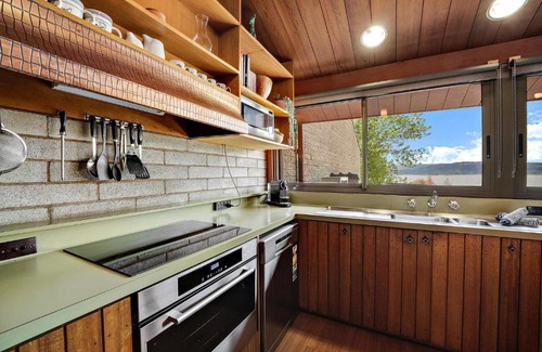Jindabyne House | Grey Kangaroo - 2BR l Lake Front l Pet Friendly l Air-Con l BBQ l WiFi