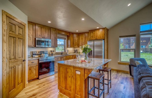 Pagosa Highlands House | Grey Rock Cottage: Hot Tub, Pet-Friendly, Mountain Views, Near Lake and San Juan National Forest!