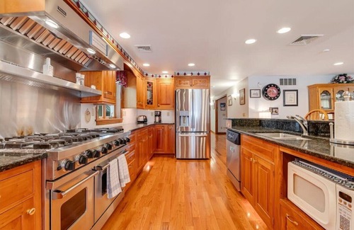 White Mills House | Griffin Lakefront Cottage on Lake Wallenpaupack with Private Dock - sleeps 10