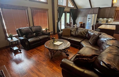 Valemount House | Grizzly Den Cabin Rental