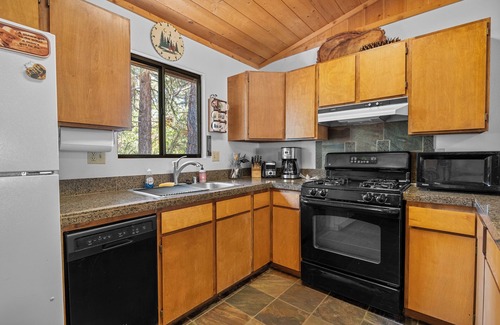 Little Tokyo Cabin | Grizzly's Getaway