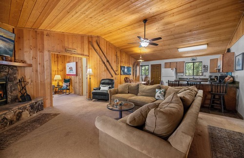 Little Tokyo Cabin | Grizzly's Getaway