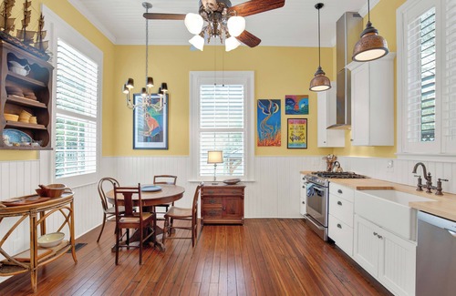 Historic Downtown Savannah House | Grooving on Gwinnett
