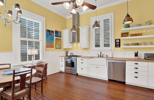 Historic Downtown Savannah House | Grooving on Gwinnett