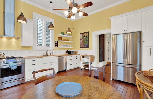 Historic Downtown Savannah House | Grooving on Gwinnett